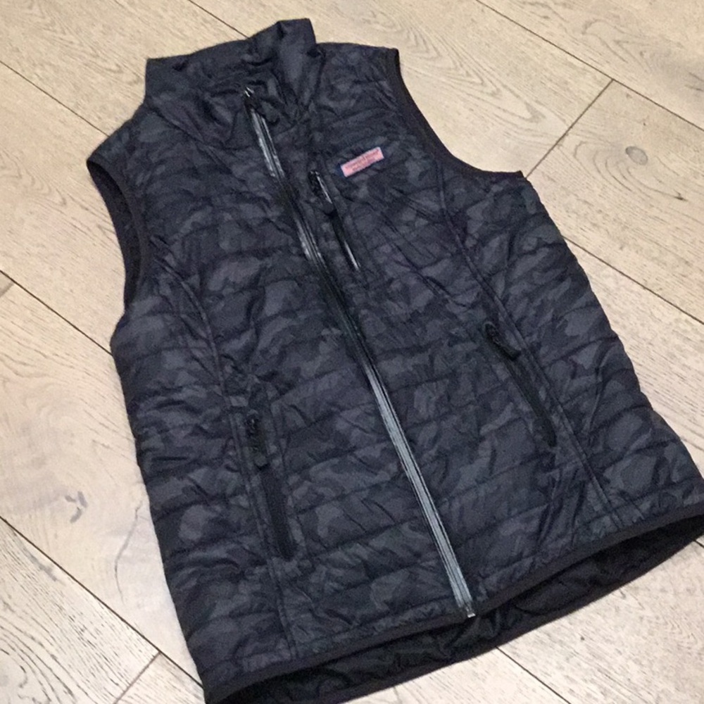 Woman’s Vineyard Vines black/grey camo puffer vest. Medium. All polyester. Cute!